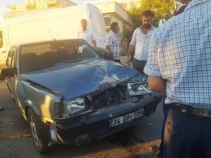 Otomobil yaya şeridindeki araca çarptı: 2 yaralı