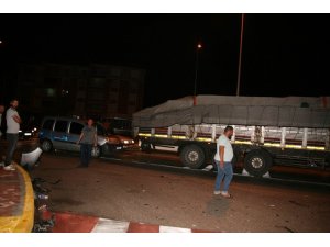 Tıra arkadan çarpan sürücü otomobili bırakıp kaçtı
