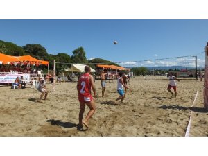 Burhaniye’de plaj voleybolu heyecanı
