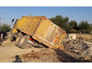 Hafriyat kamyonu çukura düştü