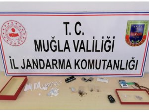 Turisttik tesisleri gezerek uyuşturucu satan şüpheli jandarmadan kaçamadı