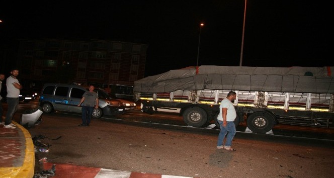 Tıra arkadan çarpan sürücü otomobili bırakıp kaçtı