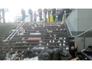 Eminönü’nde esnaf, su baskınından kurtardığı ayakkabıları merdivenlere serdi