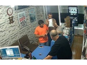 Cami için toplanan paraları çaldılar