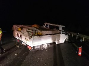 Seyir halindeki kamyonet lastikleri alev alarak devrildi