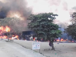 Uganda’da akaryakıt tankeri patladı : 10 ölü