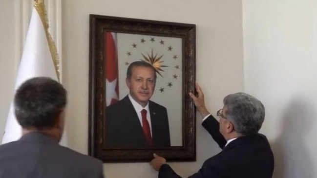 HDP'li başkan indirmişti... Erdoğan'ın fotoğrafı eski yerinde!