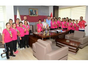 Adana Çim Hokeyi Spor Kulübü’ne Büyükşehir’den ulaşım desteği