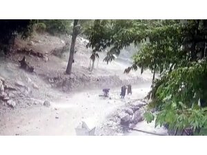 Kopan kaya parçaları gencin üzerine böyle düştü