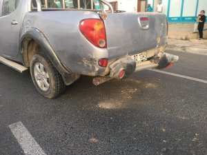 Otomobil ve kamyonet çarpıştı