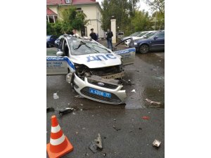 Polis aracı çöp kamyonuna çarpıp takla attı: 1 ölü, 1 yaralı