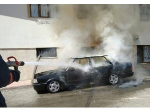 Elazığ’da otomobil yanarak, kullanılamaz hale geldi