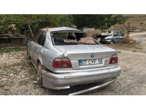 Otomobil refüje çarptı: 4 yaralı