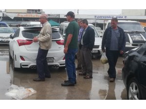 Geri geri gelen otomobil yayaya çarptı