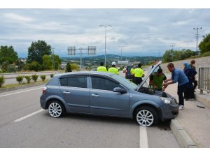 Sinop’ta otomobil karşı şeride uçtu: 2 yaralı