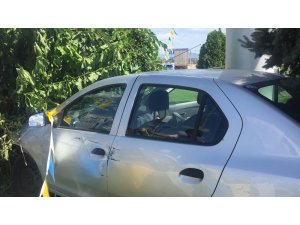 Direksiyonda rahatsızlandı, petrol ofisinin bahçesine daldı