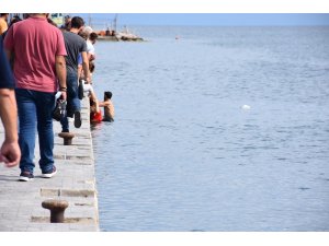 Elektrikli motosikletli 2 kız denize uçtu