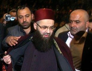 Cübbeli'ye dokunmak isteyenler birbirini ezdi