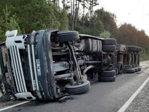 Kastamonu tır devrildi: 1 yaralı