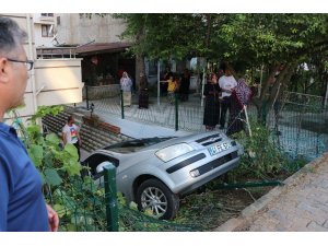 Otomobil bahçede sallanan çocuğun üzerine uçtu
