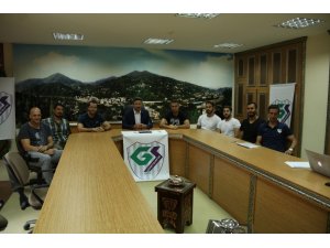 Güneysuspor’da 7 hentbolcu ile imzalar atıldı