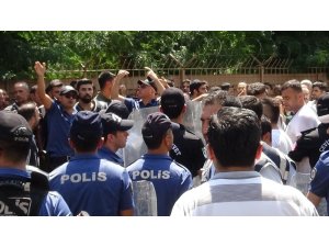 Diyarbakır’da belediye önünde toplanan gruba müdahale