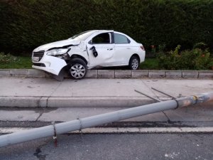 Otomobili ile elektrik direğe çarpan sürücü hayatını kaybetti