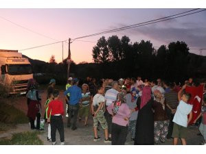 Tır sürücülerine kızıp yolu kapattılar