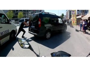 Bozulan aracını iten adamın ayağını, minibüsün ezdiği an kamerada