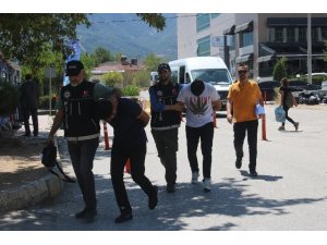 Otomobil ve apartın enerji odasından 500 bin TL’lik uyuşturucu çıktı