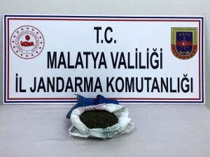 Hekimhan’da bir evde 400 gram esrar yakalandı