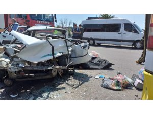 Yolcu otobüsüne çarpan otomobilde can pazarı: 1 ölü
