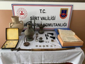 Siirt’te tarihi eser niteliği olan malzeme ve ruhsatsız silah ele geçirildi