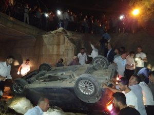 Köprüden uçan araçtan yara almadan kurtuldu