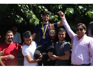 Dünya şampiyonu omuzlarda karşılandı