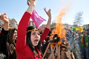 Nevruz kutlamalarında biji apo sloganları