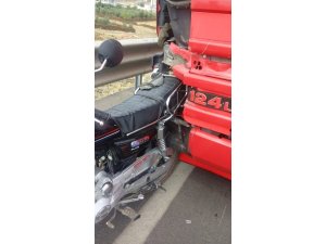 Tır ile motosiklet çarpıştı: 1 Ölü