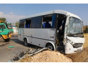 İşçi servisi ile kamyon çarpıştı: 15 yaralı