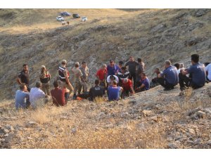 Girdikleri mağarada mahsur kalan TV ekibine ulaşıldı