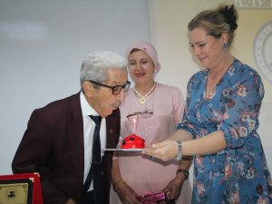 ‘Kul Remzi’ kitabını imzaladı