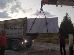 Tırdaki 22 tonluk mermer blok otoyolun ortasına düştü