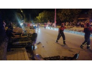 İki otomobil çarpıştı, ortalık savaş alanına döndü: 2 yaralı