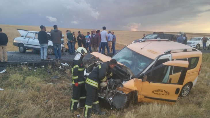 Ticari taksi otomobille çarpıştı