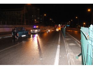 Karşı şeride geçen kamyonetteki 5 kişilik aile ölümden döndü