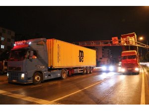 Seyir halindeyken damperi kalkan kamyon EDS direğine çarptı