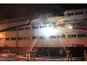 Küçükçekmece’de kozmetik ürün deposunda yangın