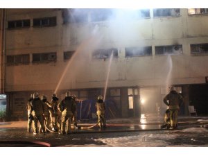 Küçükçekmece’de kozmetik ürün deposundaki yangın kontrol altına alındı