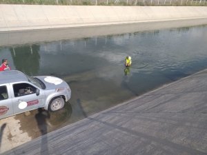 Sulama kanalına düşen köpek kurtarıldı