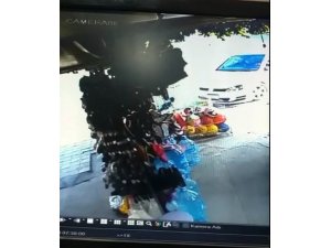 Kontrolden çıkan otomobil markete girdi