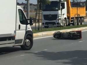 Motosikletli kurye köpekten kaçarken canından oluyordu